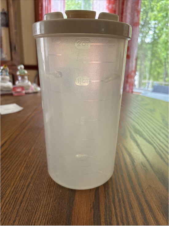 Rubbermaid Other - Rubbermaid Servin Saver Flip Top Screw Lid 2 Qt Plastic PITCHER almond color lid